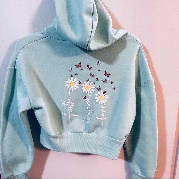 ❤️ $10 Flash Sale Faded Rose Daisy Print Cropped Hoodie - Picture 2 of 9